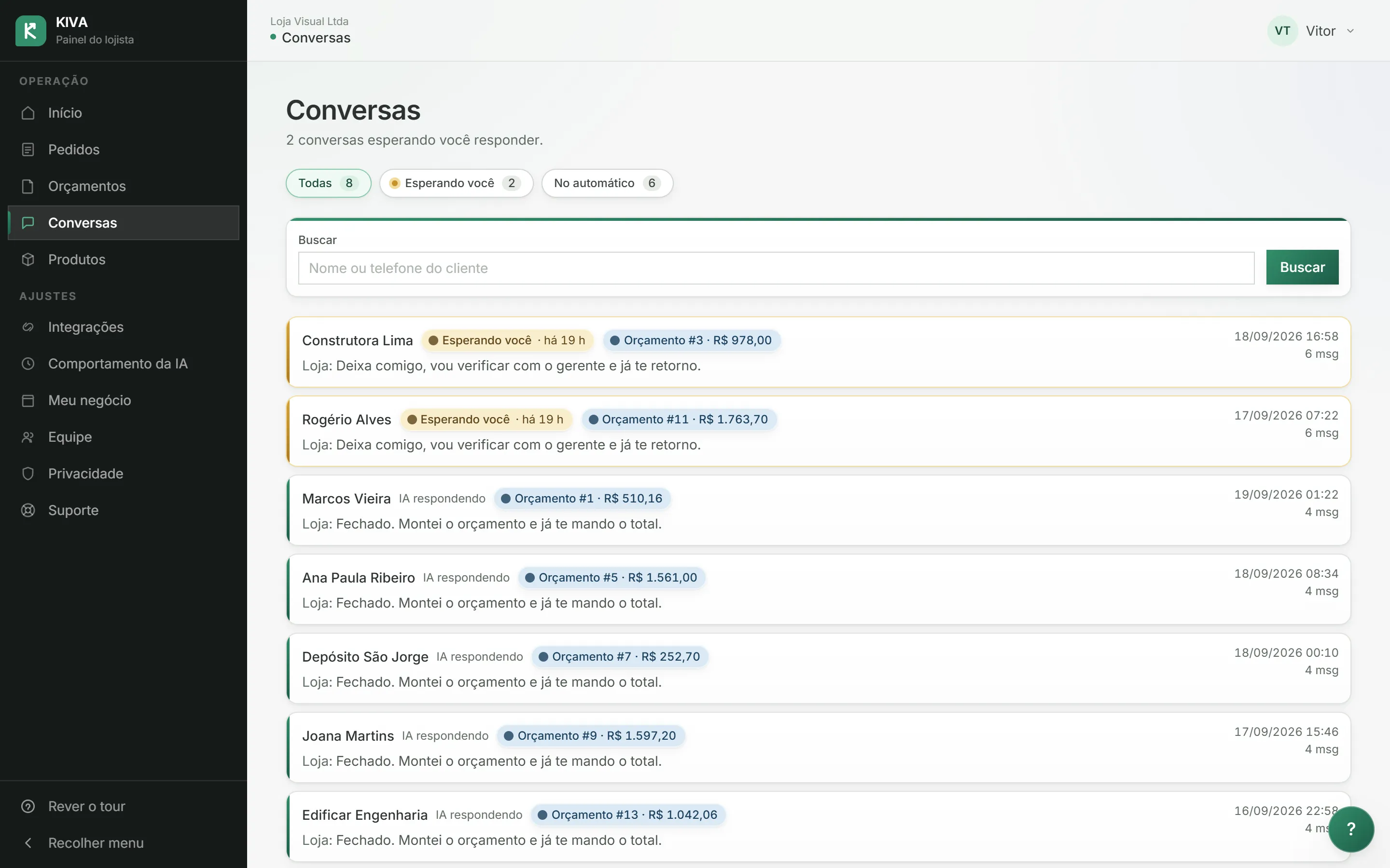 Tela de Conversas do painel da KIVA: oito conversas do WhatsApp da loja, duas marcadas como “Esperando você” e as demais com a etiqueta “IA respondendo”, cada uma com o número e o valor do orçamento.